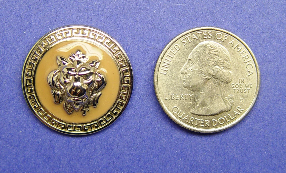 JUEGO DE 7 BOTONES OLEG CASSINI CABEZA DE LEÓN DE DISEÑO ESMALTE BEIGE AMARILLENTO PLATA Foto 3 de 4