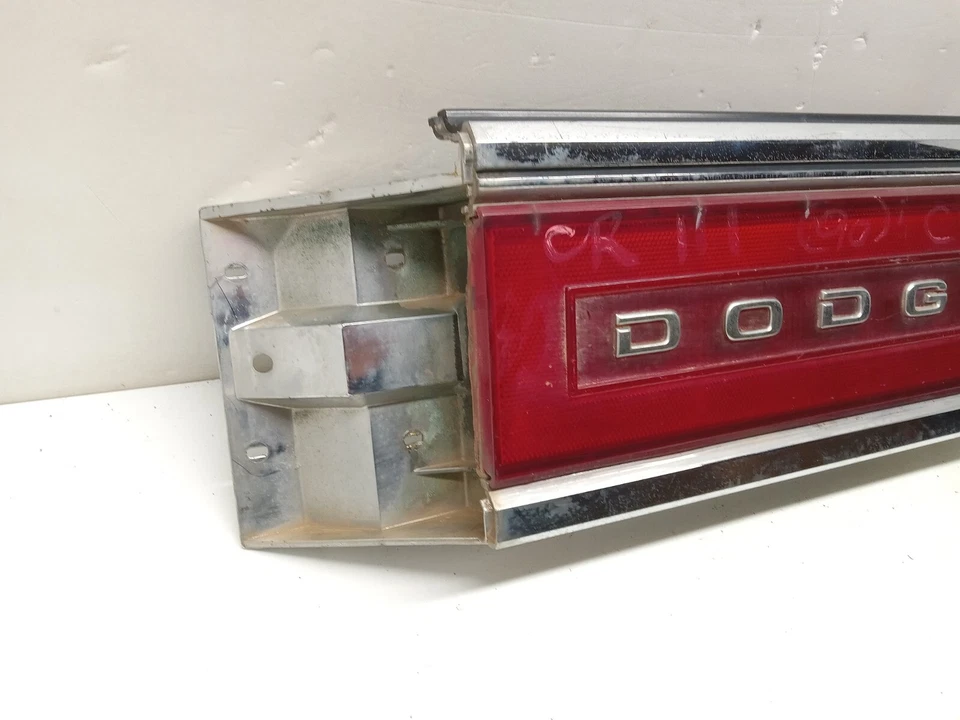 Dodge Dynasty 1988-1993 panel de acabado de luz trasera central OEM, 194-00121 Foto 2 de 4