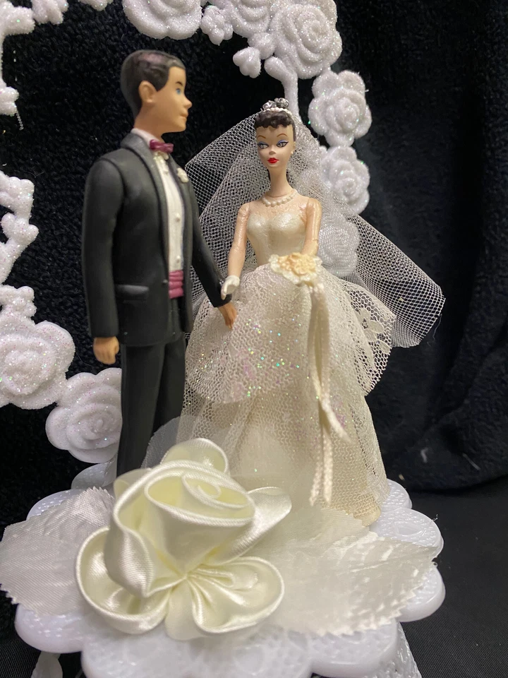 Romántico 1950 ESTILO Cabello Marrón Oscuro Barbie Ken Boda Pastel Topper Cuento de Hadas Foto 2 de 3