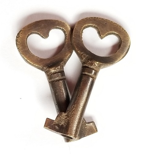 10 Unique Small Antique Vintage Style Brass HEART LOVE Keys Jewelry part. #L6 - Picture 5 of 8