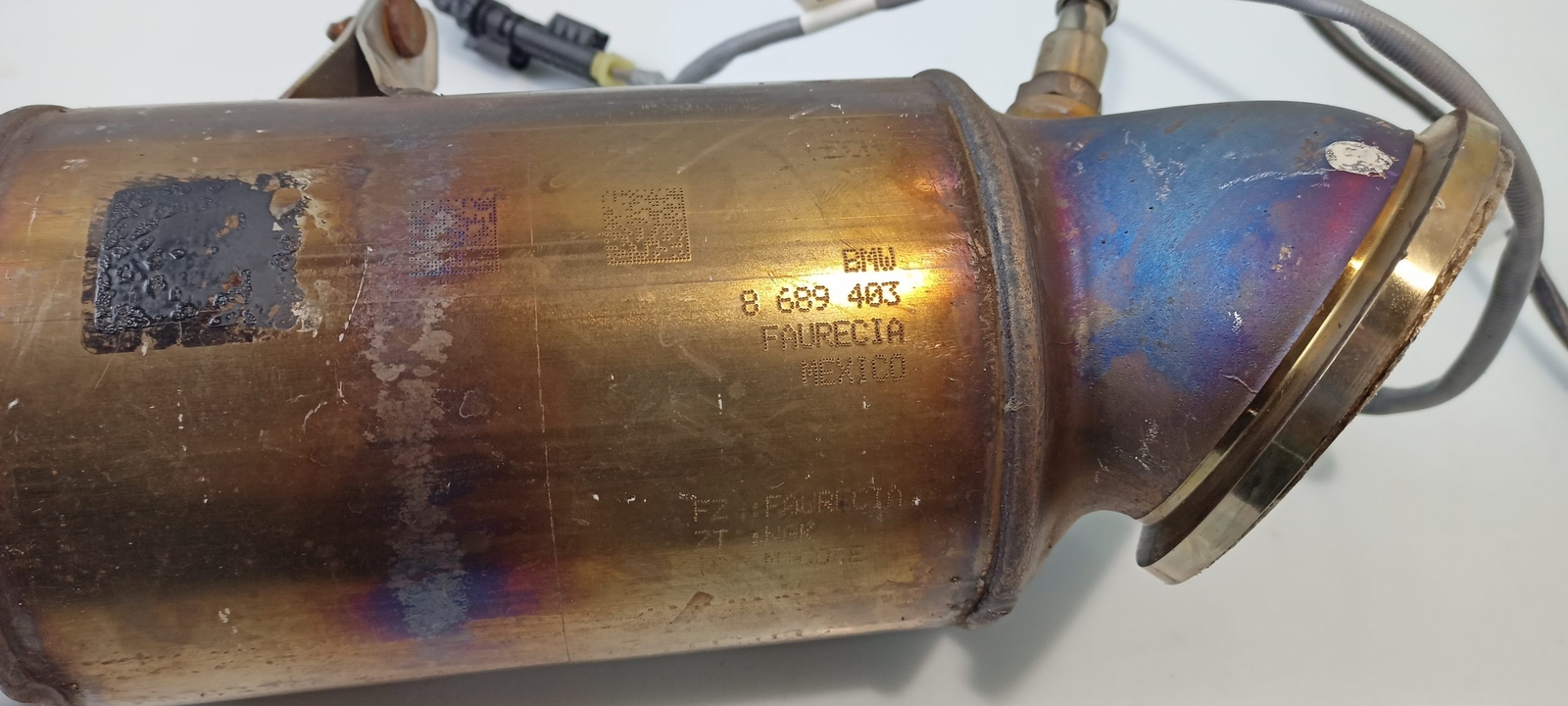 BMW OEM RP catalytic converter next to engine 8689403 3