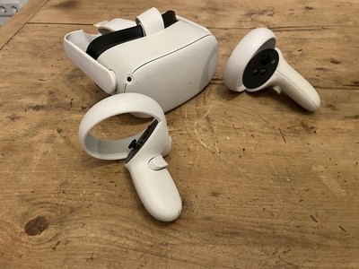Meta Oculus Quest 2 VR Brille mit 2 Controller