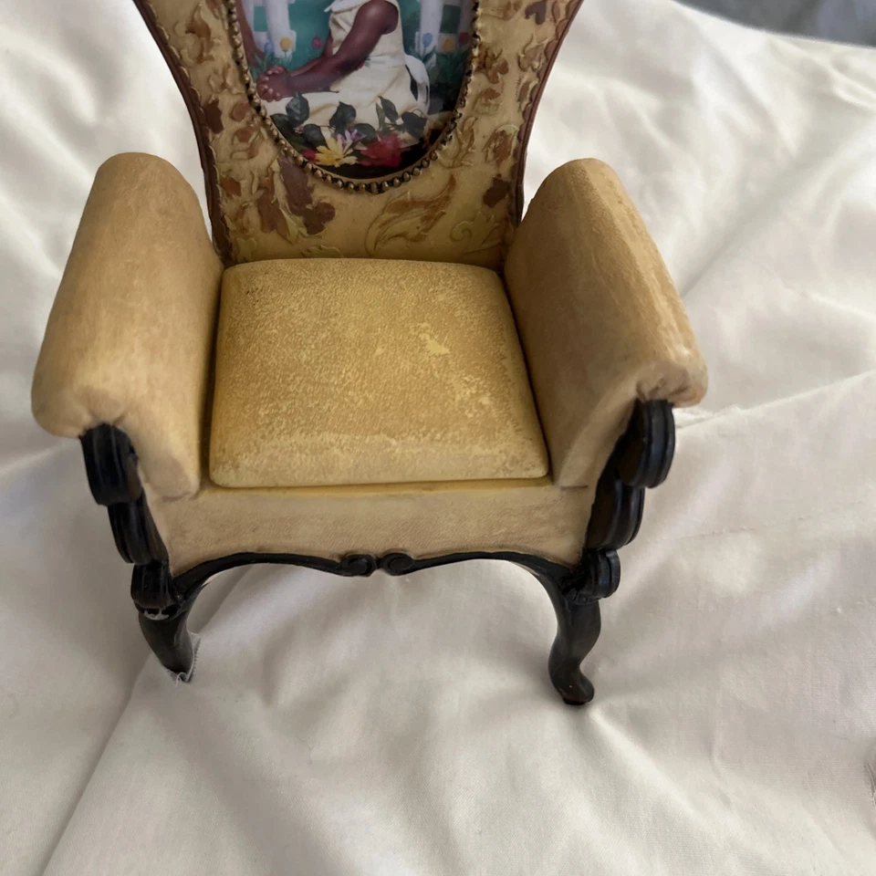 Миниатюрный кукольный домик викторианский стул кремовый цвет атласная однотонная обивка 8 дюймов высота - Изображение 2 из 4