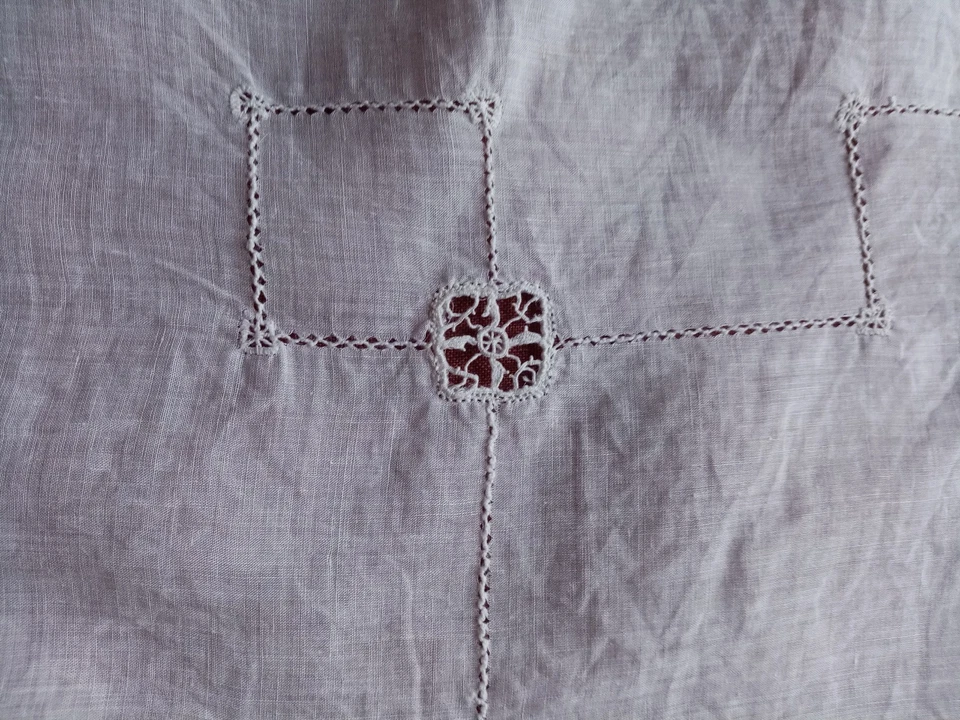 ancien napperon centre de table en linon et tulle brodé 52 par 52 cm - Photo 4/4