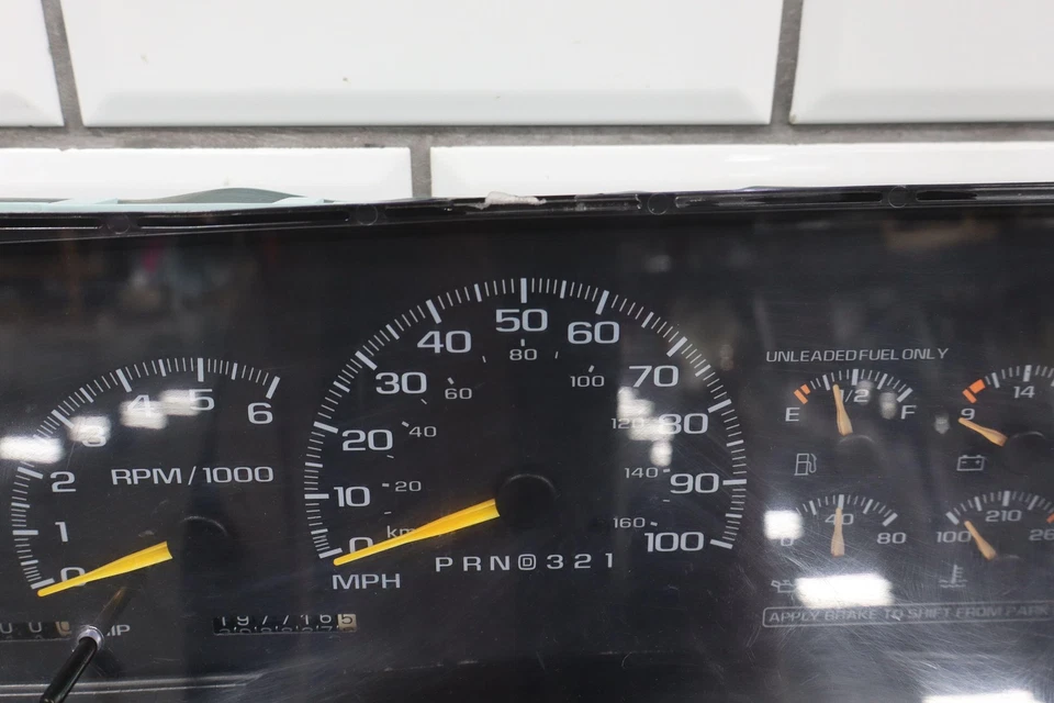 95-00 Chevy Tahoe Yukon GMT400 OBS Speedometer Cluster 197K OEM - Image 4 of 4