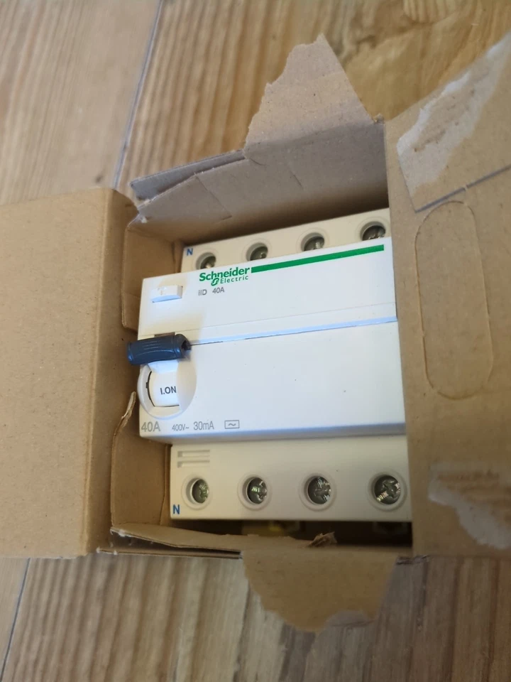 SCHNEIDER iid 40 AMP 40 30mA FOUR 4 POLE RCD TYPE AC ACTI9 , A9R1440 SENT FAST - Image 4 of 4