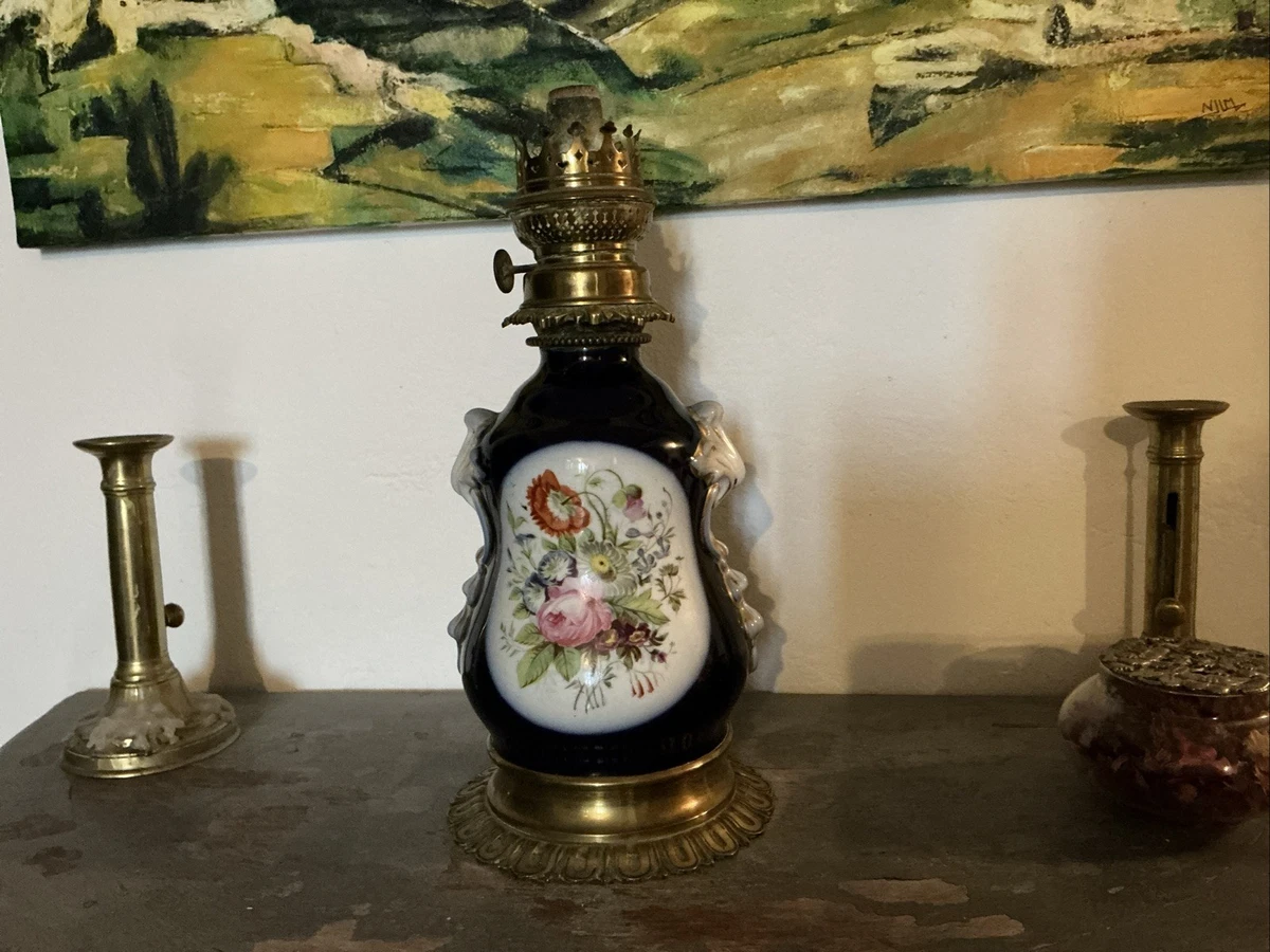 Ancienne lampe à poser de bureau ou salon en porcelaine motif fleurs vintage Ancienne lampe à poser de bureau ou salon en porcelaine motif fleurs vintage
