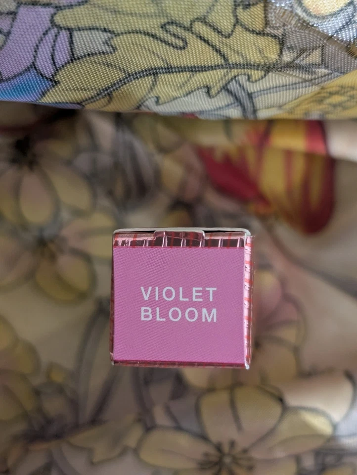 Lawless Forget the Filler Línea de Relleno de Labios Brillo Suavizante Flor Violeta Foto 3 de 3