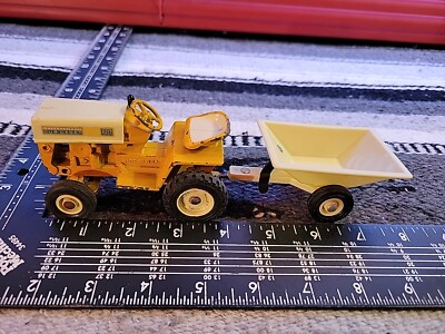 Ertl IH Cub Cadet 122 Lawn Tractor w/Cart 1/16 Diecast Replica Collectible 