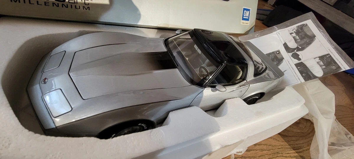AUTOart MILLENNIUM - 1982 CHEVROLET CORVETTE COLLECTOR EDITION - 1