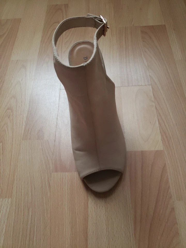 Botas de bambú imitación gamuza tacón alto correa al tobillo punta abierta color beige talla 8 1/2 Foto 2 de 4