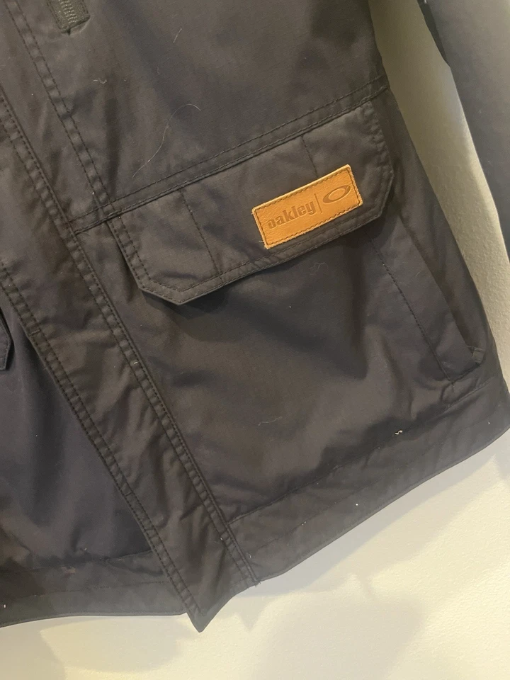 Chaqueta para mujer Oakley impermeable Thinsulate negra pequeña para mujer Foto 4 de 4