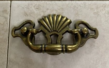 ANTIQUE CAST BRASS DOOR PULL. SHELL DESIGN