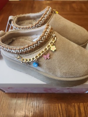 Olivia & Kate Girls's slippers with a beige suede and a chain with charms.