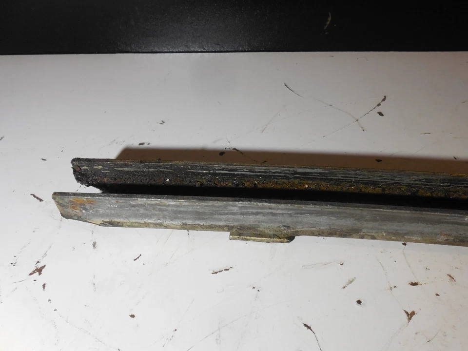 Guía cristal ventana puerta delantera derecha 81-89 mercedes-benz r107 380sl 560sl Foto 3 de 4