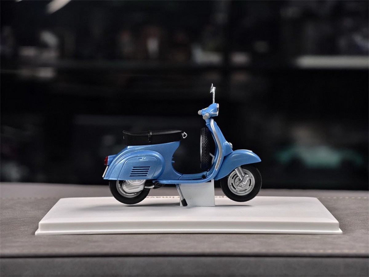 Norev 1/18 Scale Vespa 125 Primavera Blue Motorcycle Diecast Model
