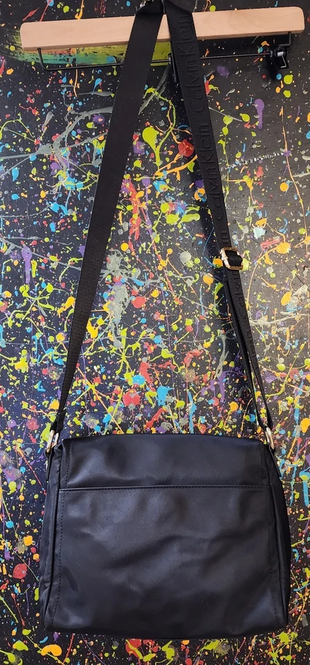 Cartera Bandolera Calvin Klein Negra Ajustable Cremallera Alrededor Cierre Magnético 12x8 Foto 3 de 4