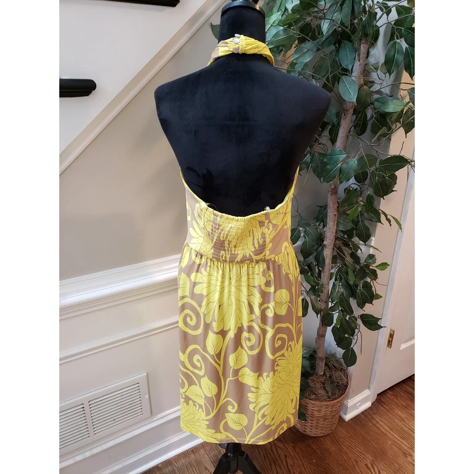 Платье-футляр женское Muse 12 желтое коричневое с цветочным рисунком эластичное плиссированное с воротником-хелтером - Изображение 4 из 4