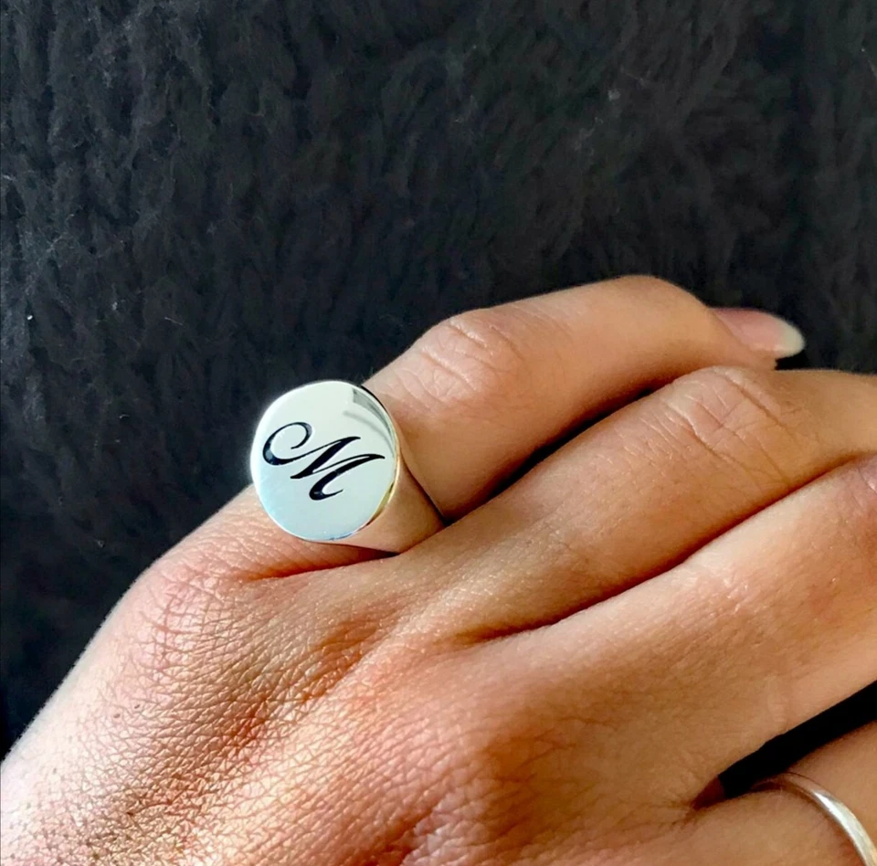 ANELLO DONNA MIGNOLO CHEVALIER SIGILLO PERSONALIZZABILE CON INIZIALE ARGENTO 925 - Immagine 2 di 4