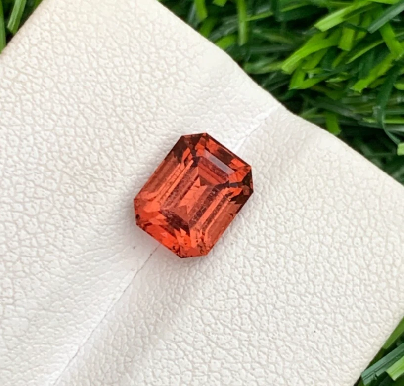 Turmalina naranja rojiza de 2,20 quilates de África - Forma esmeralda Foto 2 de 4