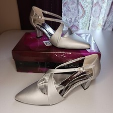 Womens 8 1/2 M Pointed Toe Dance Heels Pumps Silver Satin Easy Street Elegance