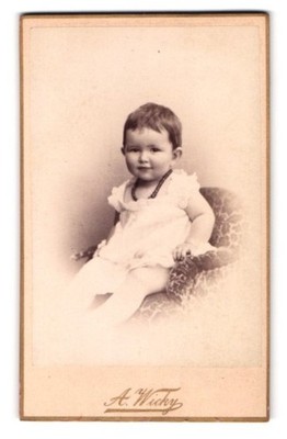 Fotografie A. Wicky, Berne, Portrait Kleinkind im weißen Kleid mit Perlenkette 