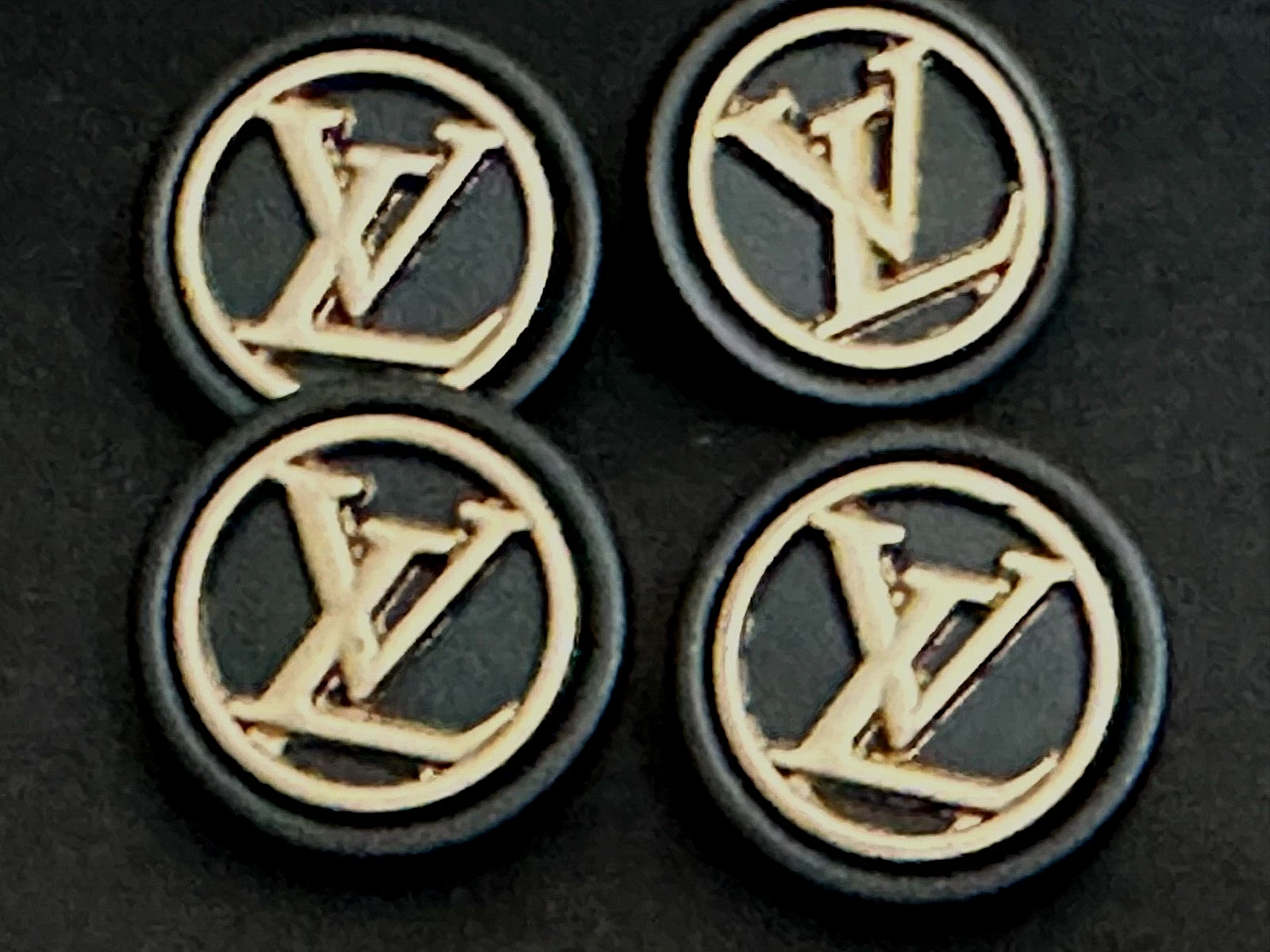 LOUIS VUITTON（LV） 5 BOTTONI VINTAGE LOUIS VUITTON LV 20mm 5pz metallizzati oro su nero ICONIC LV
