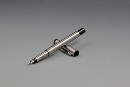 Pluma Estilográfica Parker Vector Series 2 PIEZAS Acero Inoxidable Color 0.5mm Fina Nuevo en Caja - Imagen 4 de 5
