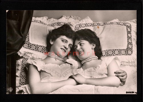 5 x AMOROUS LESBIAN COUPLE IN BED EROTIC RISQUE REAL PHOTO POSTCARDS - NU192/6 - Picture 4 of 10