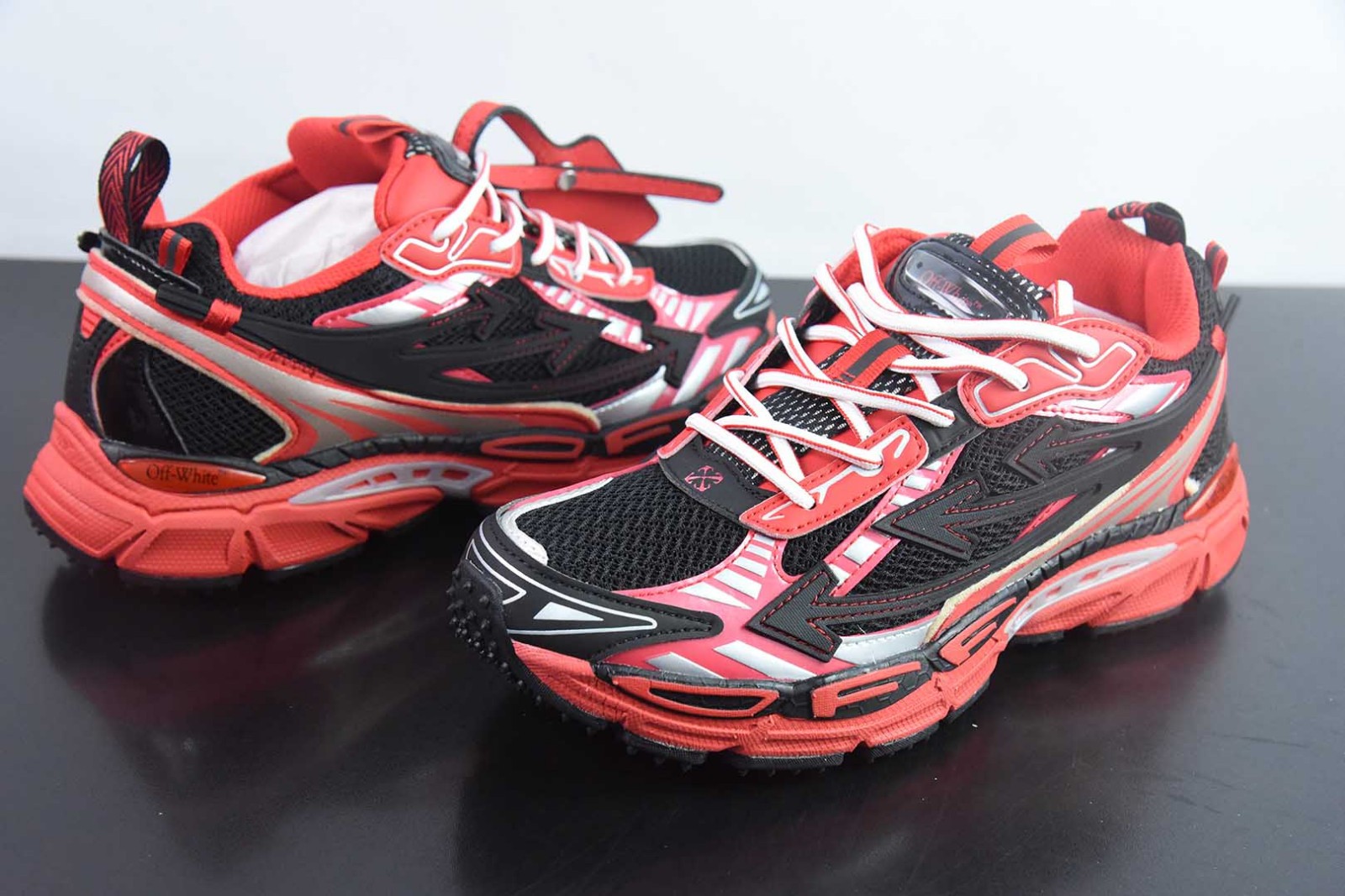 Sneakers unisex Off Arrow bianche Be Right Back nere rosse