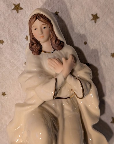 Belleek Living Nativity Mary Figurine 5 1/2" Ivory/Gold Excellent Condition