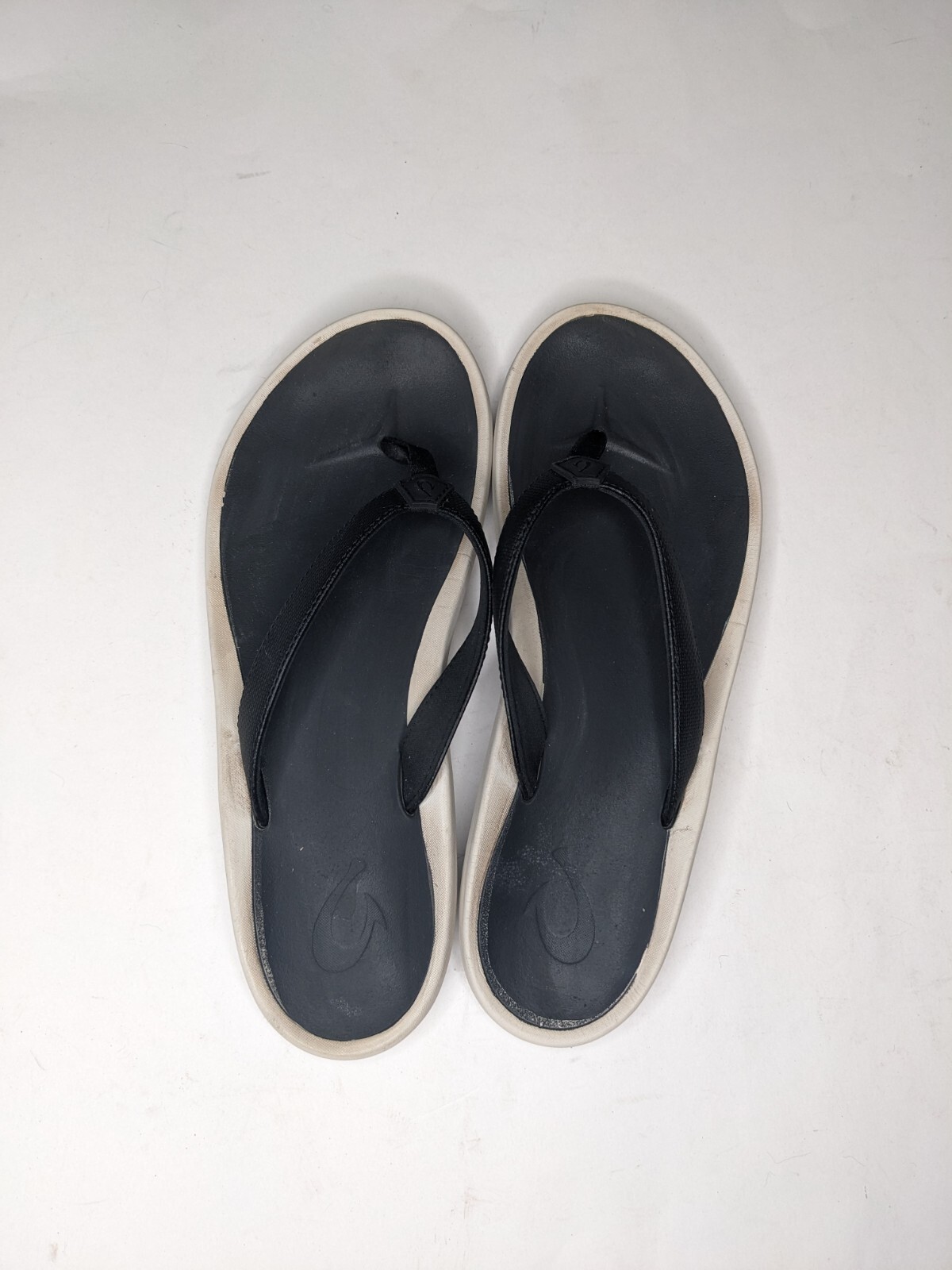 OLUKAI Womens Pi'oe Flip Flop Sandal in Black Off-White Size 10