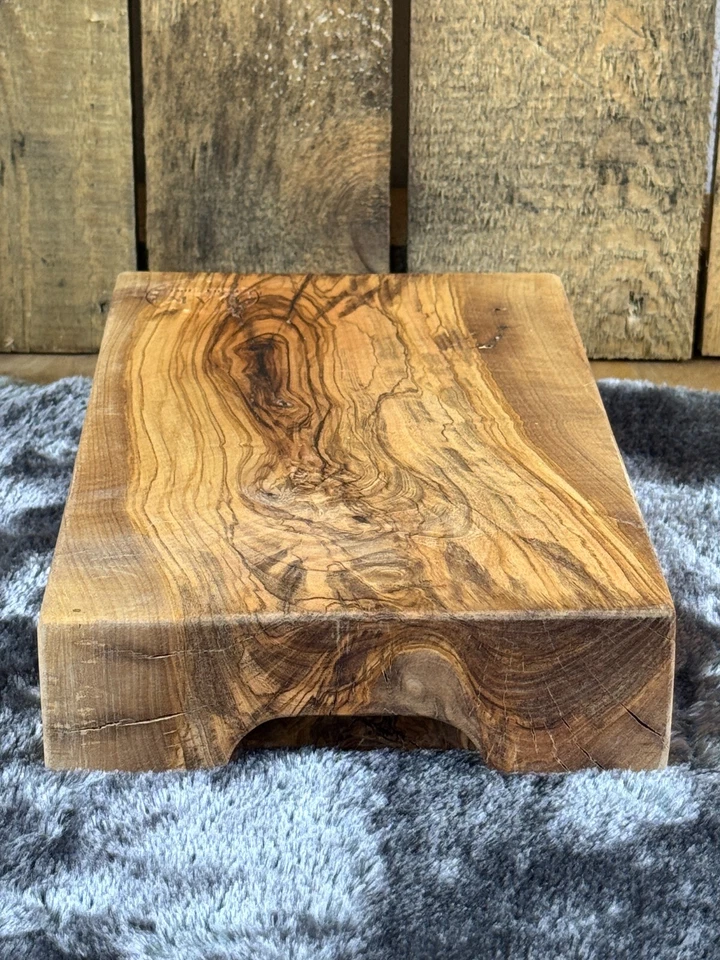 tagliere fatto a mano in legno di ulivo massello made in Italy - Immagine 2 di 4