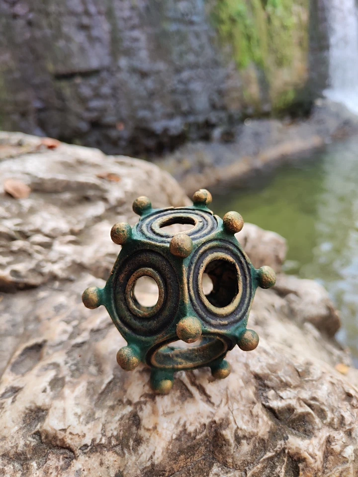 Roman Dodecahedron Replika (7- 8cm) - Image 3 of 4