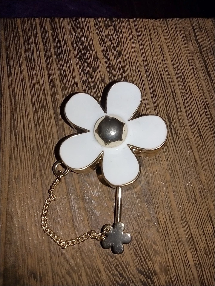Broche colgante flor esmalte perfume macizo margarita margarita Marc Jacobs usado  Foto 2 de 4