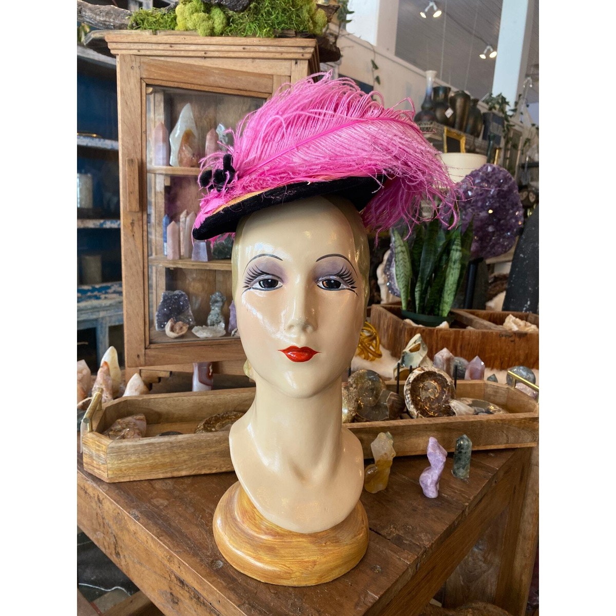 STUNNING 1940S\' BROWN STRAW BERET WITH BLUE OSTRICH FEATHERS Vintage headpieces ? Hats, turbans, flowers, bows  main image 3