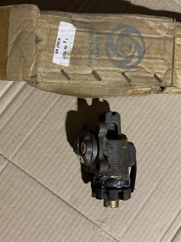 AUSTIN MORRIS SERIES 3 5 TON AND 6 TON FRONT BRAKE WHEEL CYLINDER RH UPPER - Picture 7 of 14