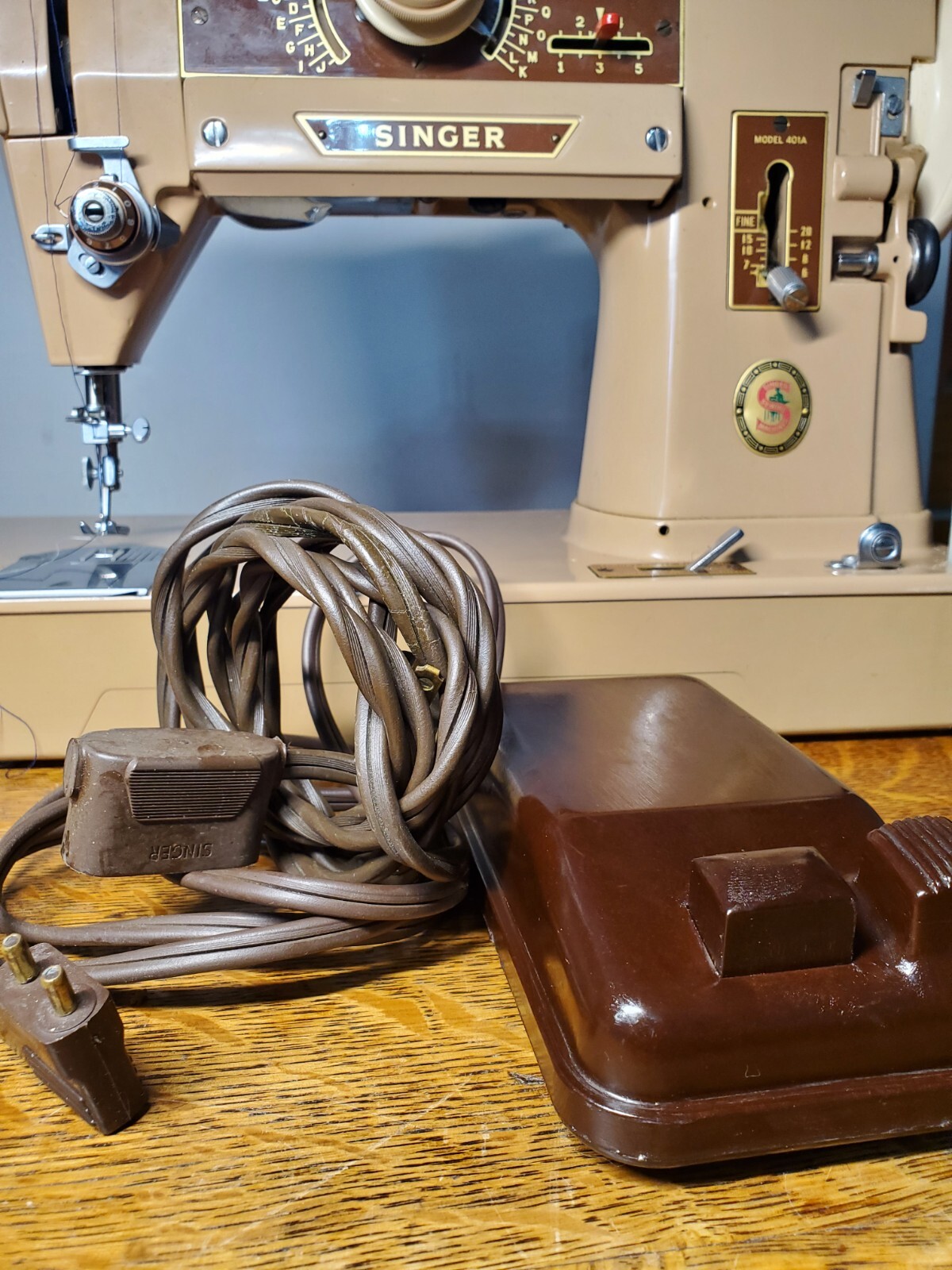 Vintage Singer 401A Sewing Machine+attachments leather lace denim