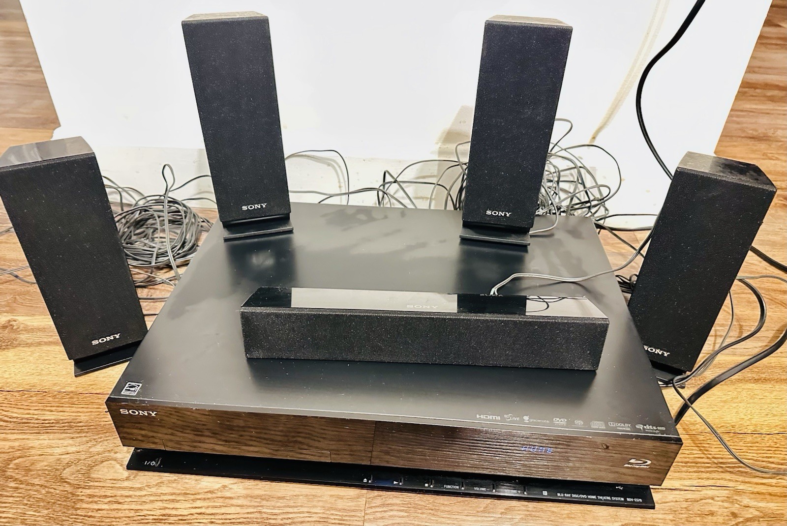 Sony HBD-E570 BluRay Payer - Home Theater System With 4 Spea
