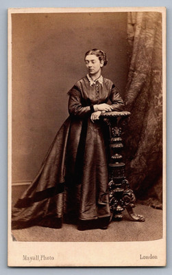 CDV 1865 Junge elegante Engländerin, langes Satinkleid, Mayall London