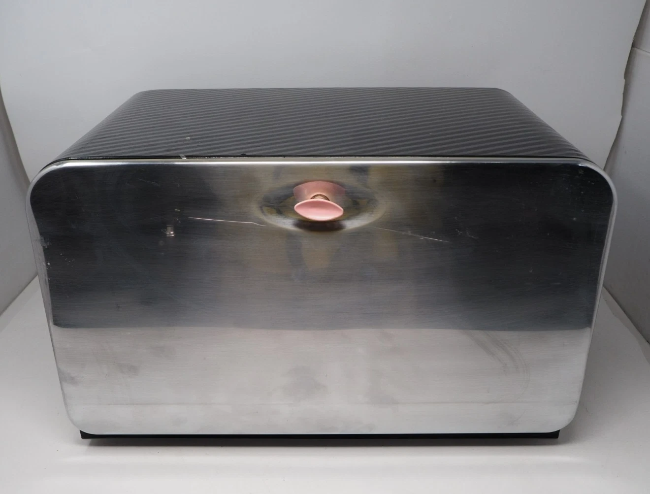 Vintage Retro 1950’s Lincoln Beauty Ware Bread Box w/ Chrome Finish Black / Pink
Opens in a new wind