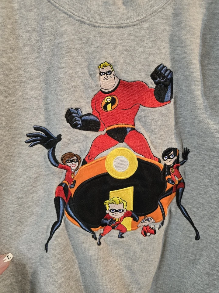 Sudadera Vintage Disney Store INCREÍBLES Bordada Crew Juvenil Mediana 7/8 Foto 2 de 4