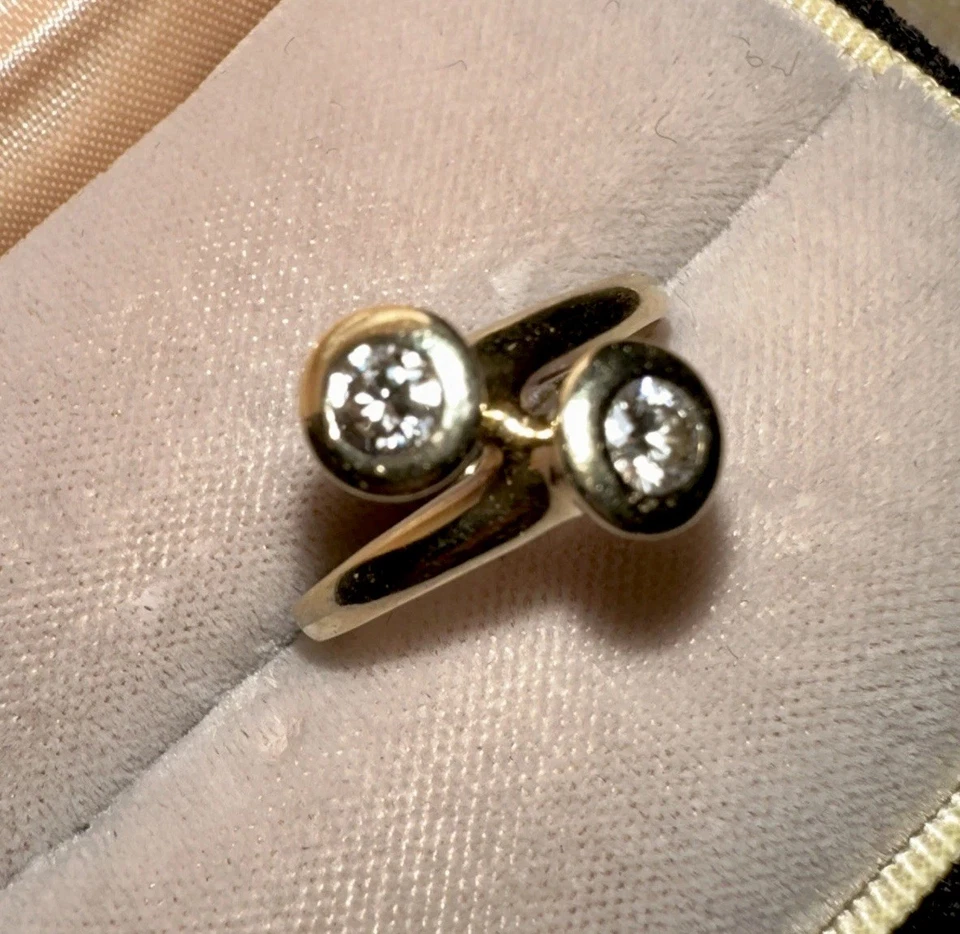 Ring Gelbgold 585, 2 Diamanten, Gr. 54, überkreuzte Ringschiene,