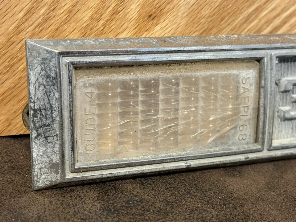 327 insignia de guardabarros - ligero Chevrolet Impala Biscayne Caprice 1968 OEM 3935908 Foto 2 de 4