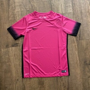 hot pink shirt nike