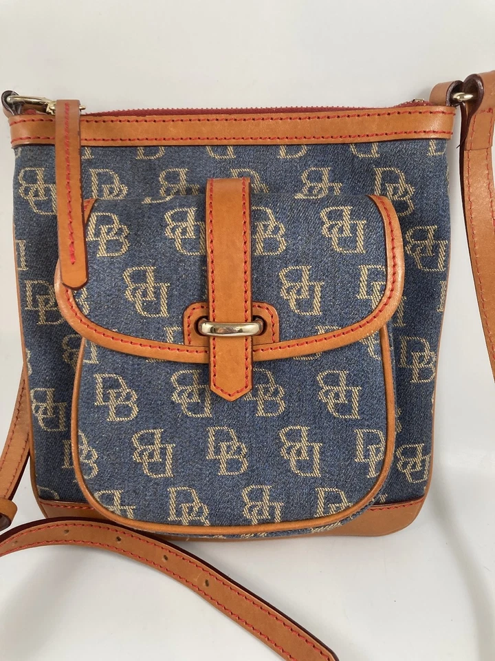 BOLSO BANDOLERA DONNEY & BOURKE AZUL DENIM CON MONOGRAMA CUERO TOSTADO RIBETE NUEVO SIN ETIQUETAS Foto 3 de 4