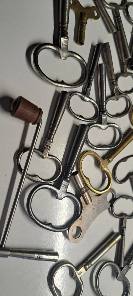 LOT DE 33 ANCIENNES CLES PENDULE HORLOGE COMTOISE - Photo 3/4