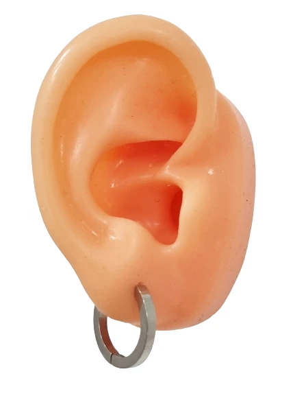 Orecchini a cerchio da uomo in acciaio inox cerchietti argento misure a scalare - Immagine 3 di 4