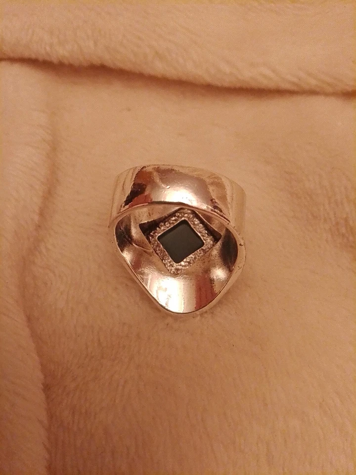 Silver Coloured Metal Ring Women Plastic Square Green Gem Size UK Q And USA 8 - Image 3 of 4