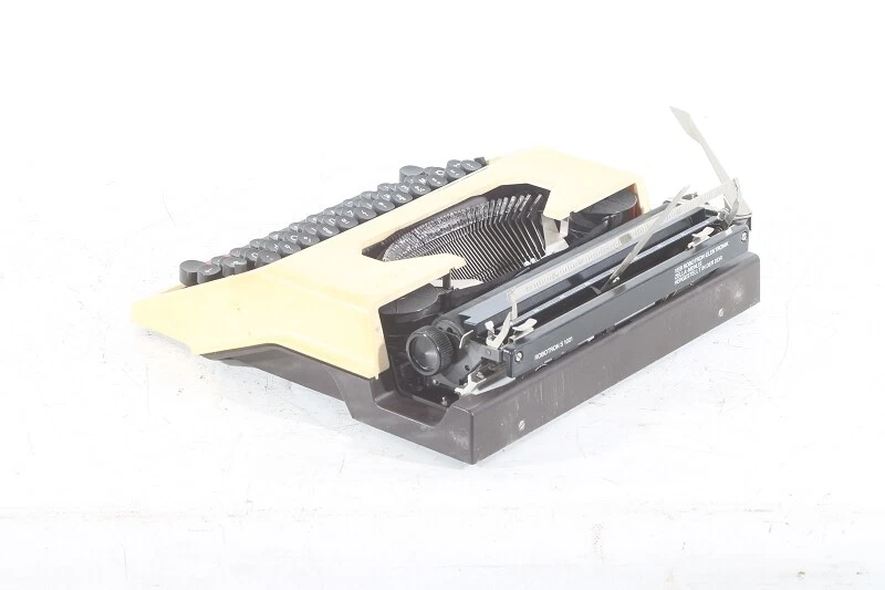 alte Schreibmaschine Reiseschreibmaschine Koffer Robotron Cella beige Requisit - Bild 4 von 4